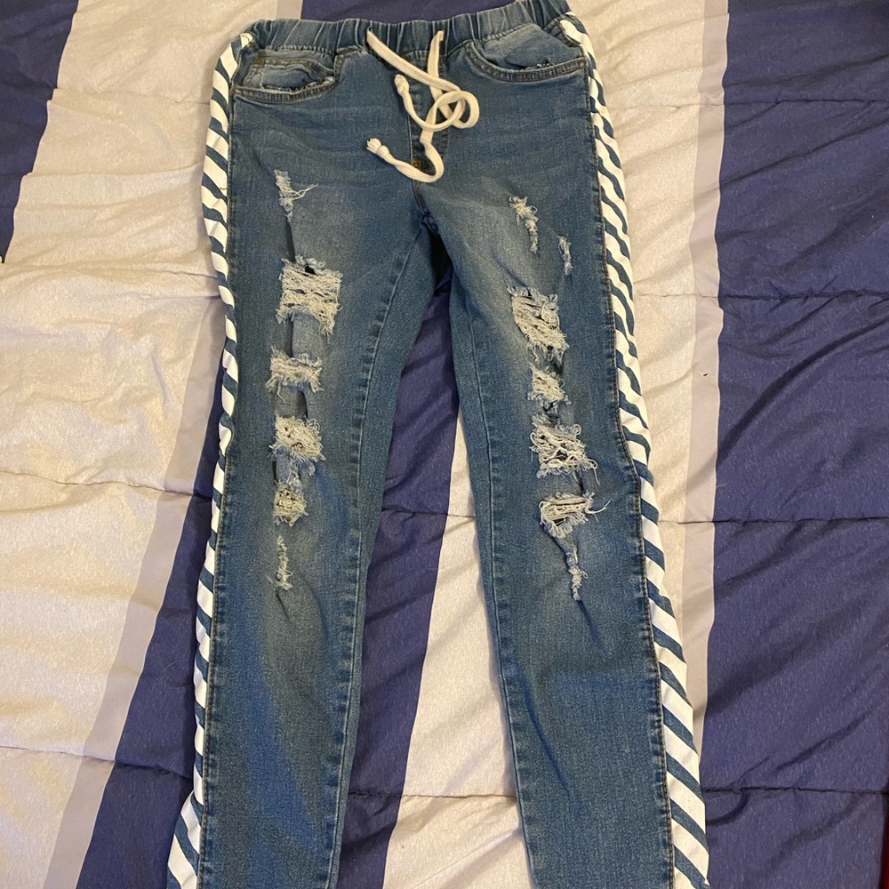 Ripped skinny jeans with drawstring.